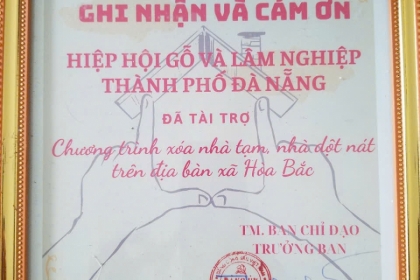 Trao tặng quà tại chương trình 